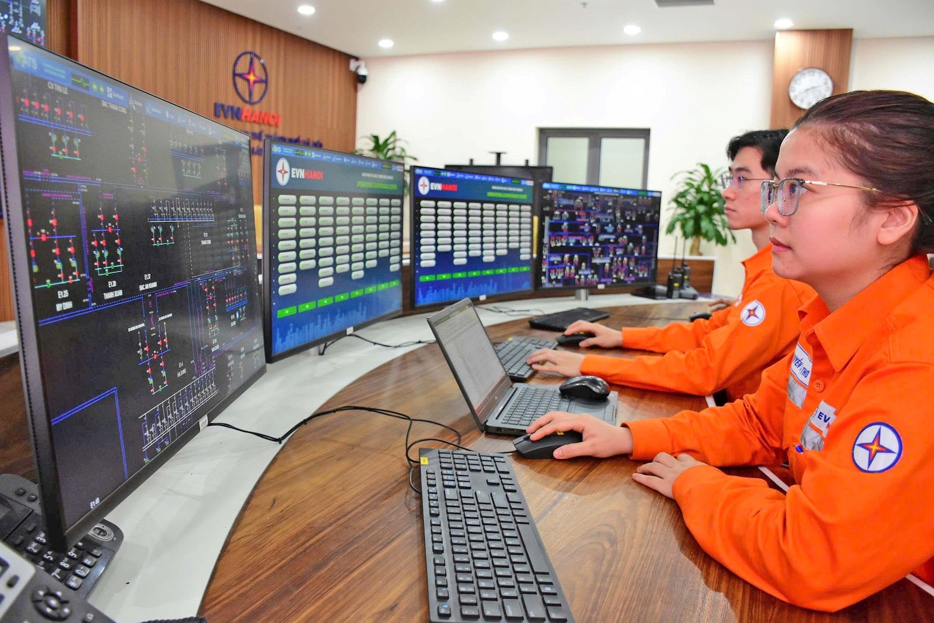 Hanoi Electricity Corporation staff monitor operational parameters at the high-voltage power grid monitoring center.-Anh-Viet-Anh.jpg
