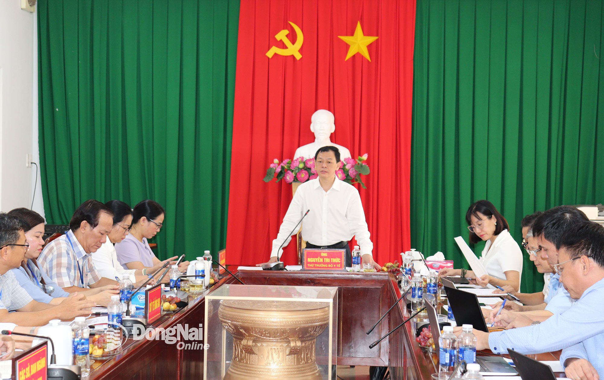 អនុរដ្ឋមន្ត្រីក្រសួងសុខាភិបាល លោក Nguyen Tri Thuc អញ្ជើញជួបពិភាក្សាការងារជាមួយមន្ទីរសុខាភិបាលខេត្ត Dong Nai។ រូបថត៖ Thanh Tu