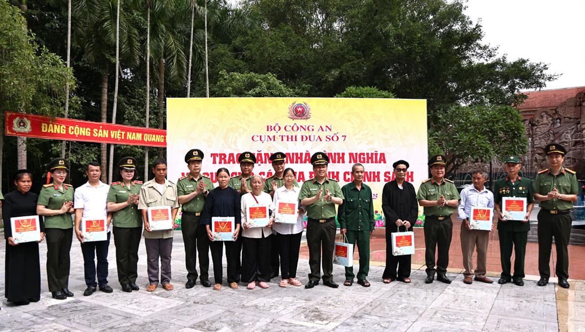 Delegation of Emulation Cluster No. 7, Ministry of Public Security presented gifts to policy families and people with revolutionary contributions in the province.