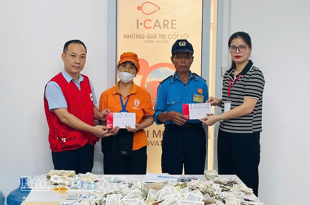 Hội Chữ thập đỏ tỉnh hỗ trợ ông Trần Văn Điểm và bà Hoàng Thị Len, lao động đang làm việc tại Siêu thị GO! Thái Bình, mỗi trường hợp 1 triệu đồng. 