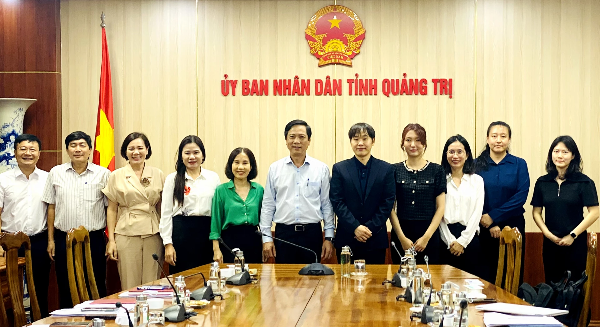 ប្រតិភូថតរូបអនុស្សាវរីយ៍ក្នុងកិច្ចប្រជុំ - រូបថត៖ N.L