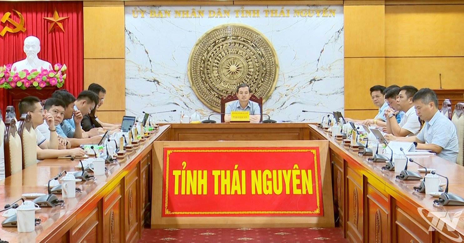 ចូលរួមសន្និសីទនៅចំនុចស្ពាន Thai Nguyen មានសមមិត្ត Pham Hoang Son អនុលេខាគណៈកម្មាធិការបក្សខេត្ត ប្រធានគណៈកម្មាធិការប្រជាជនខេត្ត; តំណាងនាយកដ្ឋាន និងសាខាពាក់ព័ន្ធ។