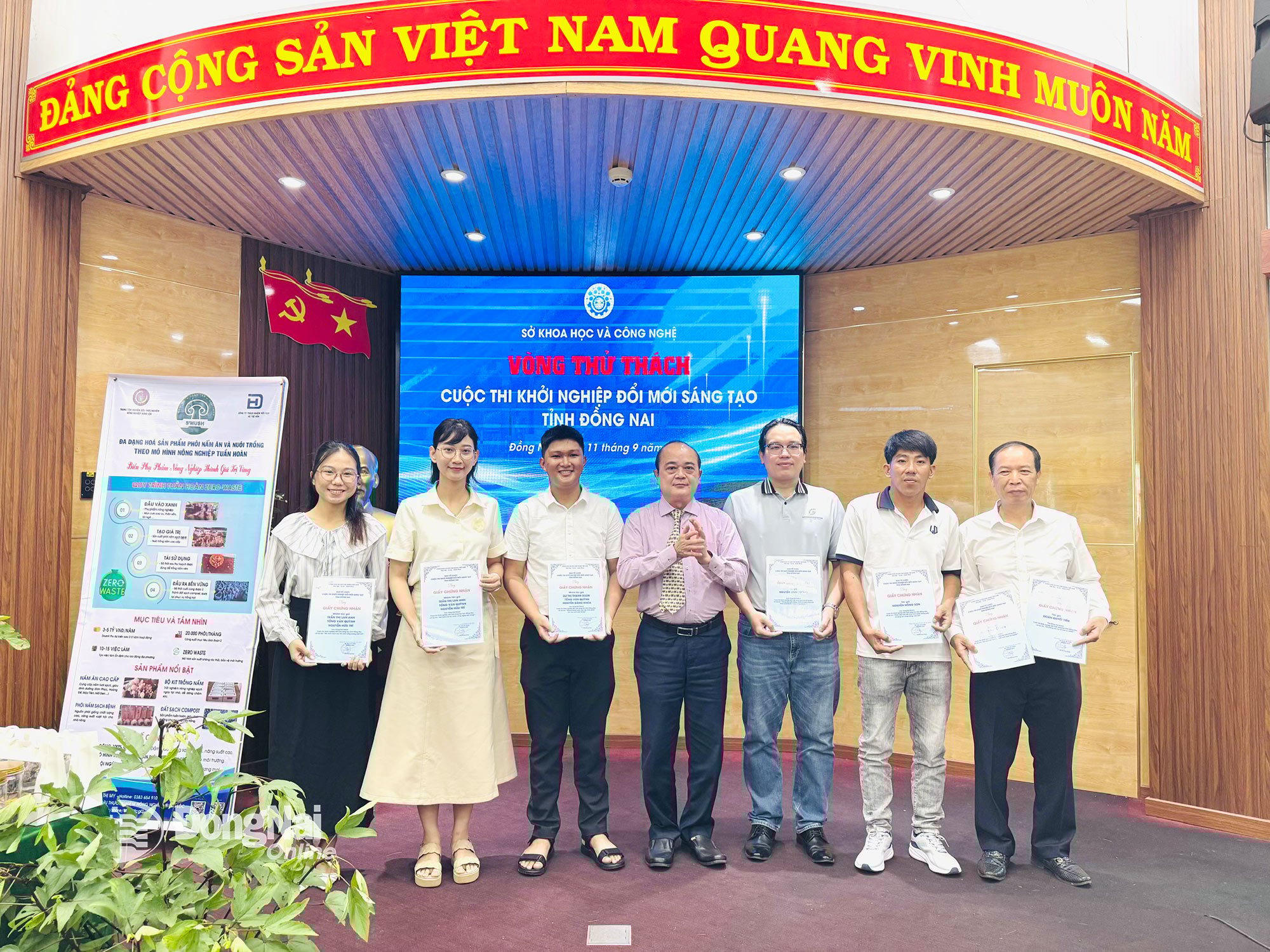 Phó Giám đốc Sở Khoa học và Công nghệ tỉnh Đồng Nai Võ Hoàng Khai trao giấy chứng nhận vào vòng thi thử thách cho các tác giả, nhóm tác giả. Ảnh: Hạnh Dung
