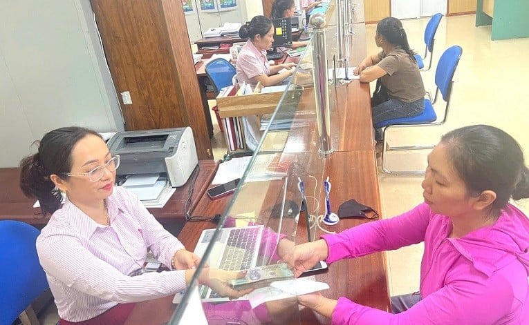ធនាគារគោលនយោបាយសង្គម Quy Chau ដំបូងបានបញ្ចេញថវិកាចំនួន 80 លានដុង ដល់តំណាងគ្រួសារនិស្សិតថ្មី Cao Nhu Trinh ។