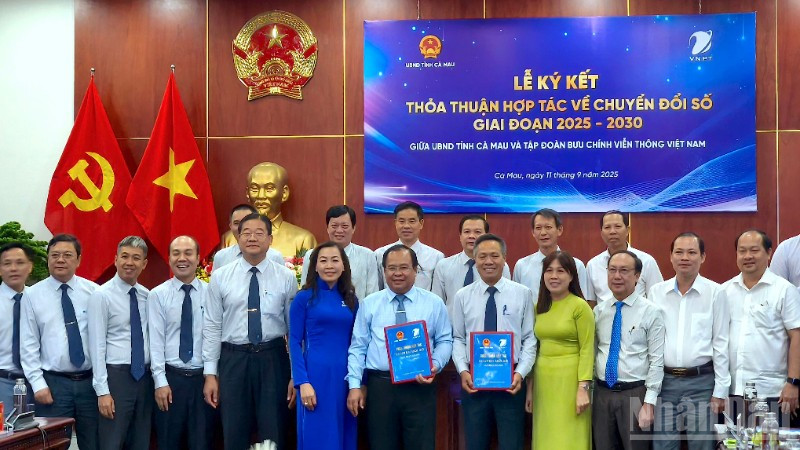 តំណាងគណៈកម្មាធិការប្រជាជនខេត្ត Ca Mau និង VNPT ក្នុងពិធីចុះហត្ថលេខាលើកិច្ចសហប្រតិបត្តិការយុទ្ធសាស្ត្រលើការប្រែក្លាយឌីជីថល។