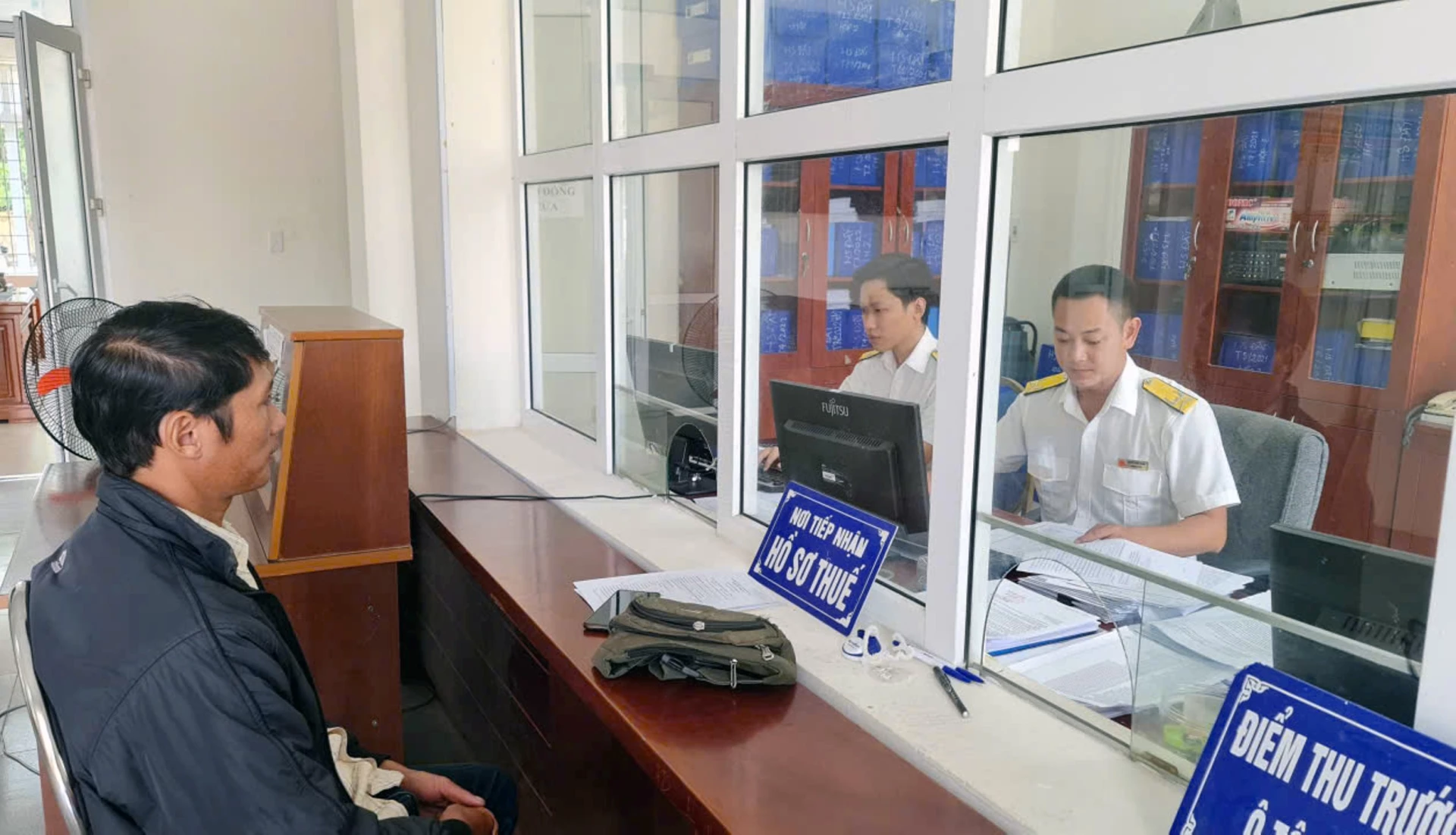 Supporting taxpayers in completing tax procedures - Photo: L.C