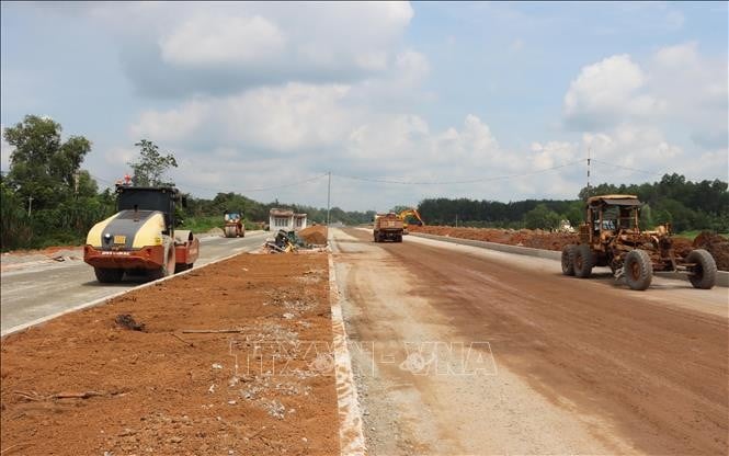 Tuyến đường số 2, kết nối với Khu công nghiệp - Dân cư Đồng Phú đang được gấp rút triển khai để hoàn thành đúng tiến độ. Ảnh minh họa