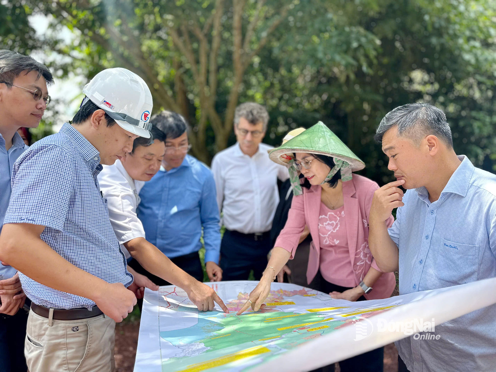 គណៈប្រតិភូ UNESCO និងថ្នាក់ដឹកនាំខេត្ត Dong Nai បានធ្វើការស្ទង់មតិនៅតំបន់ដែលគម្រោងសាងសង់ស្ពាន Ma Da និងផ្លូវតភ្ជាប់ DT.761 ត្រូវបានគេរំពឹងថានឹងត្រូវបានអនុវត្តតាមរយៈតំបន់បម្រុងជីវមណ្ឌលពិភពលោក Dong Nai ។ រូបថត៖ Gia Vinh 