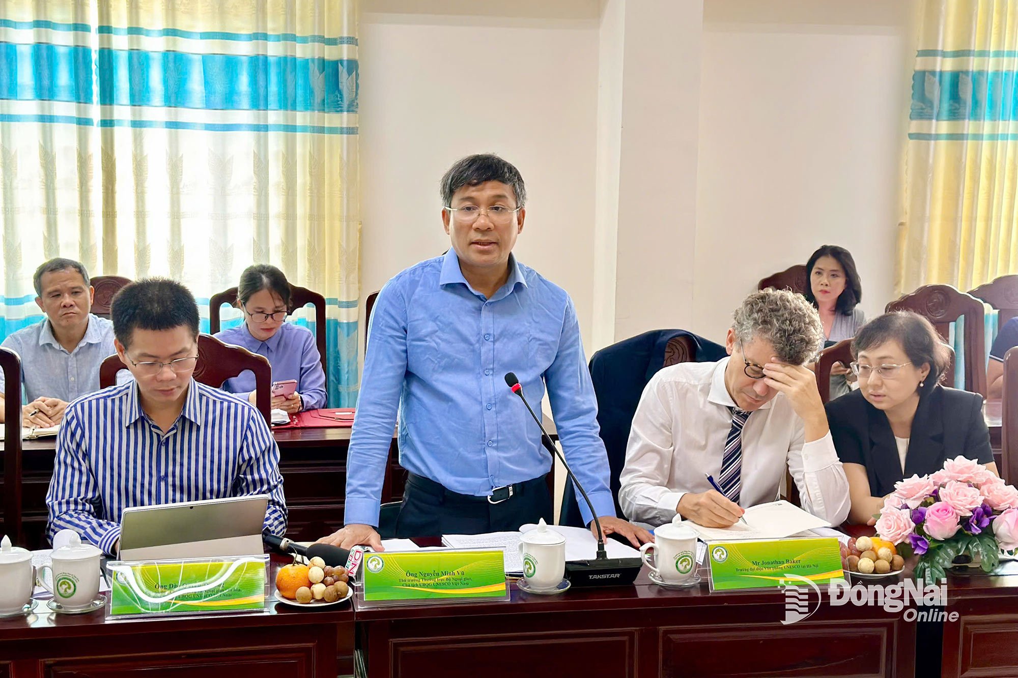 អនុរដ្ឋមន្ត្រីការបរទេសអចិន្ត្រៃយ៍ ប្រធានគណៈកម្មការជាតិទទួលបន្ទុក UNESCO លោក Nguyen Minh Vu ថ្លែងមតិក្នុងកិច្ចប្រជុំ។ រូបថត៖ Gia Vinh