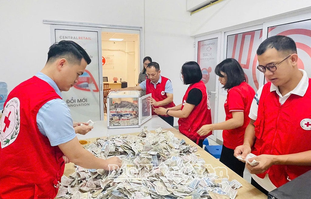 Hội Chữ thập đỏ tỉnh phối hợp cùng Siêu thị GO! Thái Bình tổ chức mở thùng quỹ Chữ thập đỏ đặt tại siêu thị.