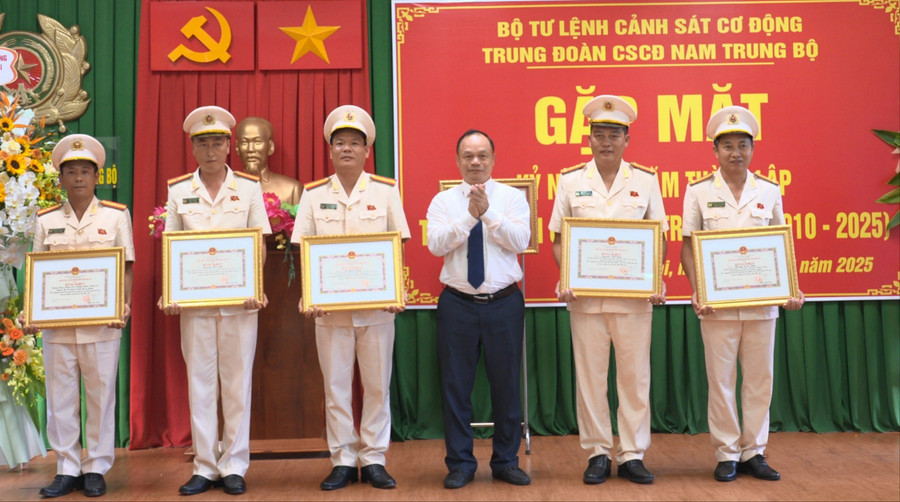 dong-chi-duong-mah-tiep-pho-chu-tich-ubnd-tinh-trao-bang-khen-cua-chu-tich-ubnd-tinh-cho-cac-tap-the-ca-nhan-thuoc-trung-doan-cscd-nam-trung-bo-4447-8076.jpg