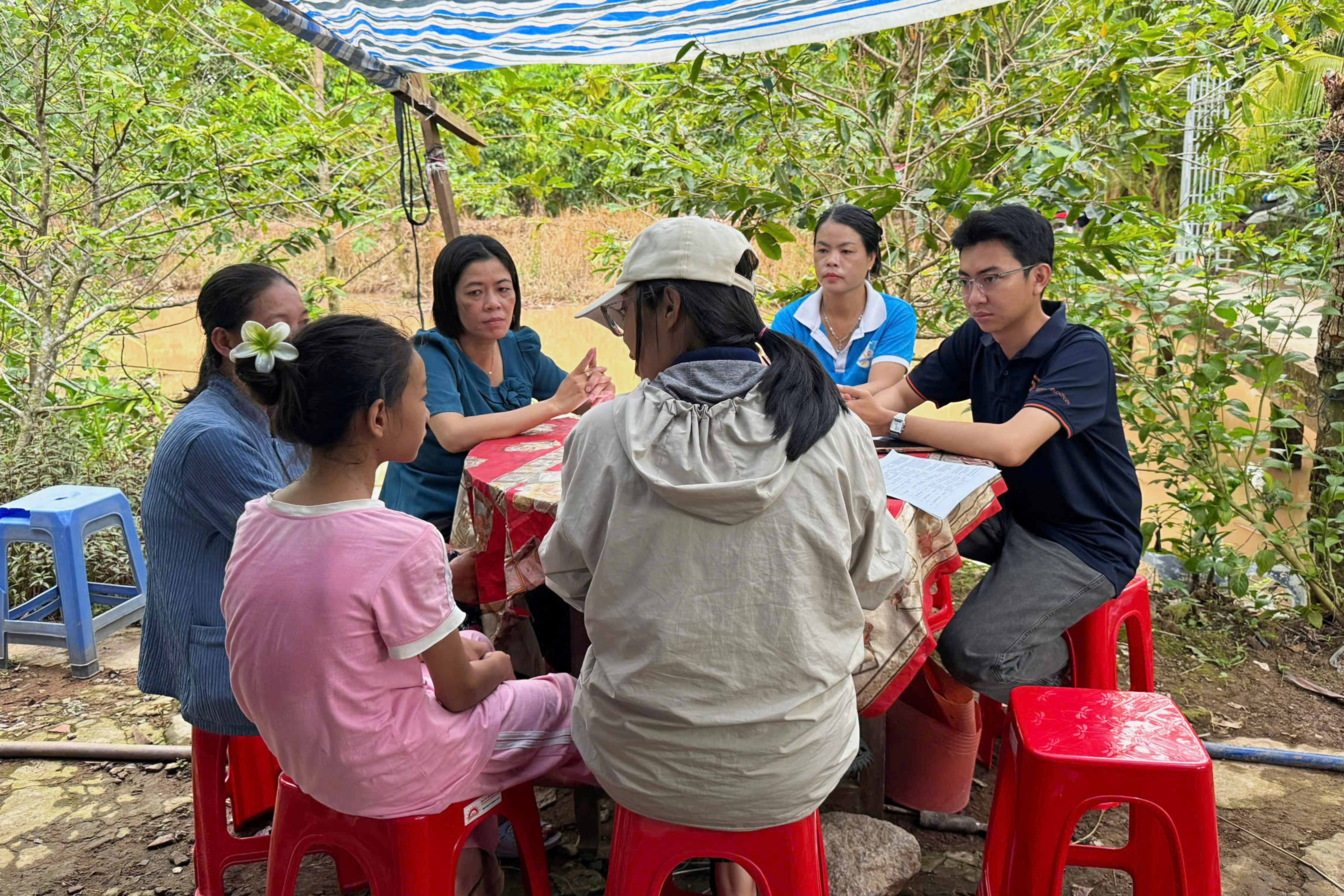 ក្រុម​ការងារ​ផ្ទះ​គ្រួសារ​វៀតណាម​កំពុង​ស្ទាបស្ទង់​តួអង្គ​សម្រាប់​ការ​ថត​រឿង​នៅ An Giang។