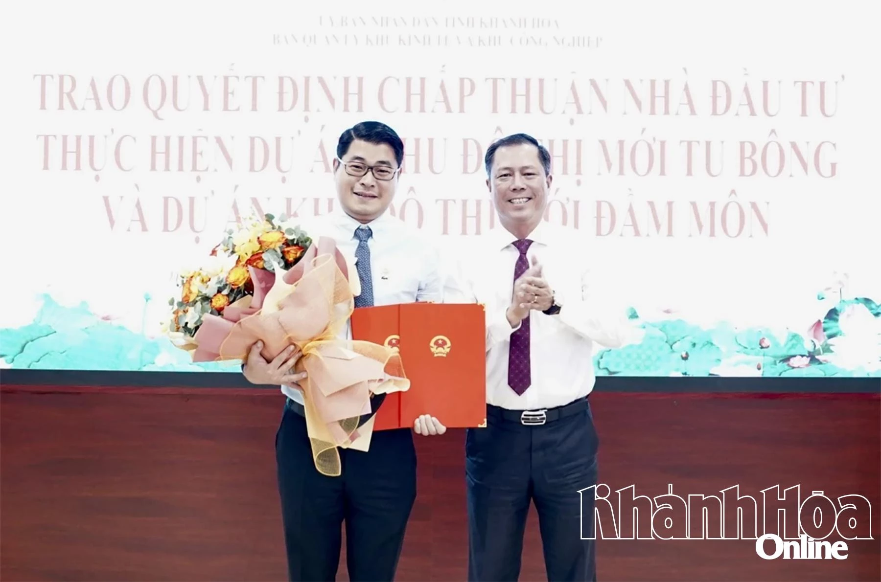 ថ្នាក់​ដឹក​នាំ​គណៈ​កម្មាធិការ​គ្រប់គ្រង​តំបន់​សេដ្ឋកិច្ច​ខេត្ត និង​សួន​ឧស្សាហកម្ម​បាន​បង្ហាញ​សេចក្តី​សម្រេច​ចិត្ត​ដល់​សម្ព័ន្ធ​អ្នក​វិនិយោគ​ Phu Quoc Sun Company Limited និង​ Ha Long Sun Company Limited។