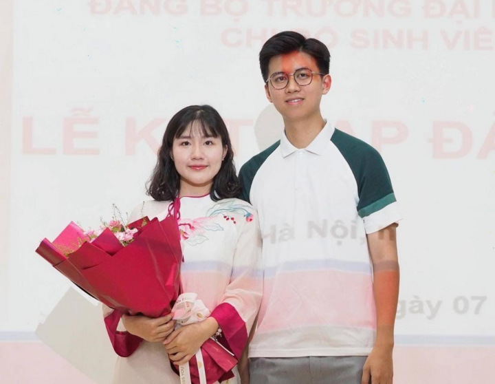 Le Hoai Thuong-Nong Manh Tien ជាគូស្នេហ៍ពេទ្យអ្នកស្រុក ដែលបង្កភាពចលាចលនៅលើបណ្តាញសង្គម។ (រូបថត៖ FBNV)