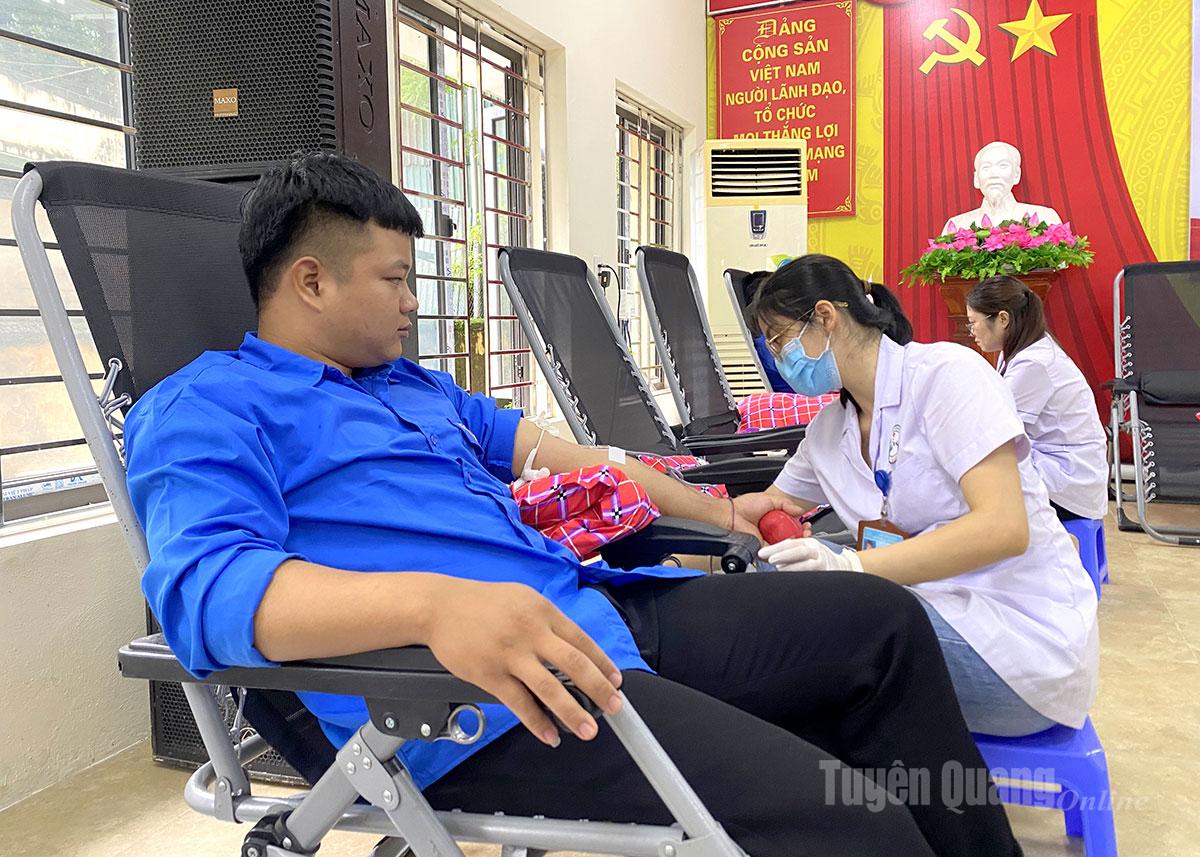 សិស្សានុសិស្សចូលរួមបរិច្ចាកឈាមក្នុងពិធីបុណ្យ «ដំណក់ស្នេហ៍»។