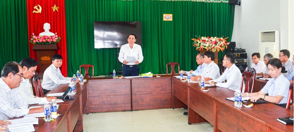 អនុប្រធានគណៈកម្មាធិការប្រជាជនខេត្ត - លោក Nguyen Quynh Thien ថ្លែងសុន្ទរកថាក្នុងកិច្ចប្រជុំ។