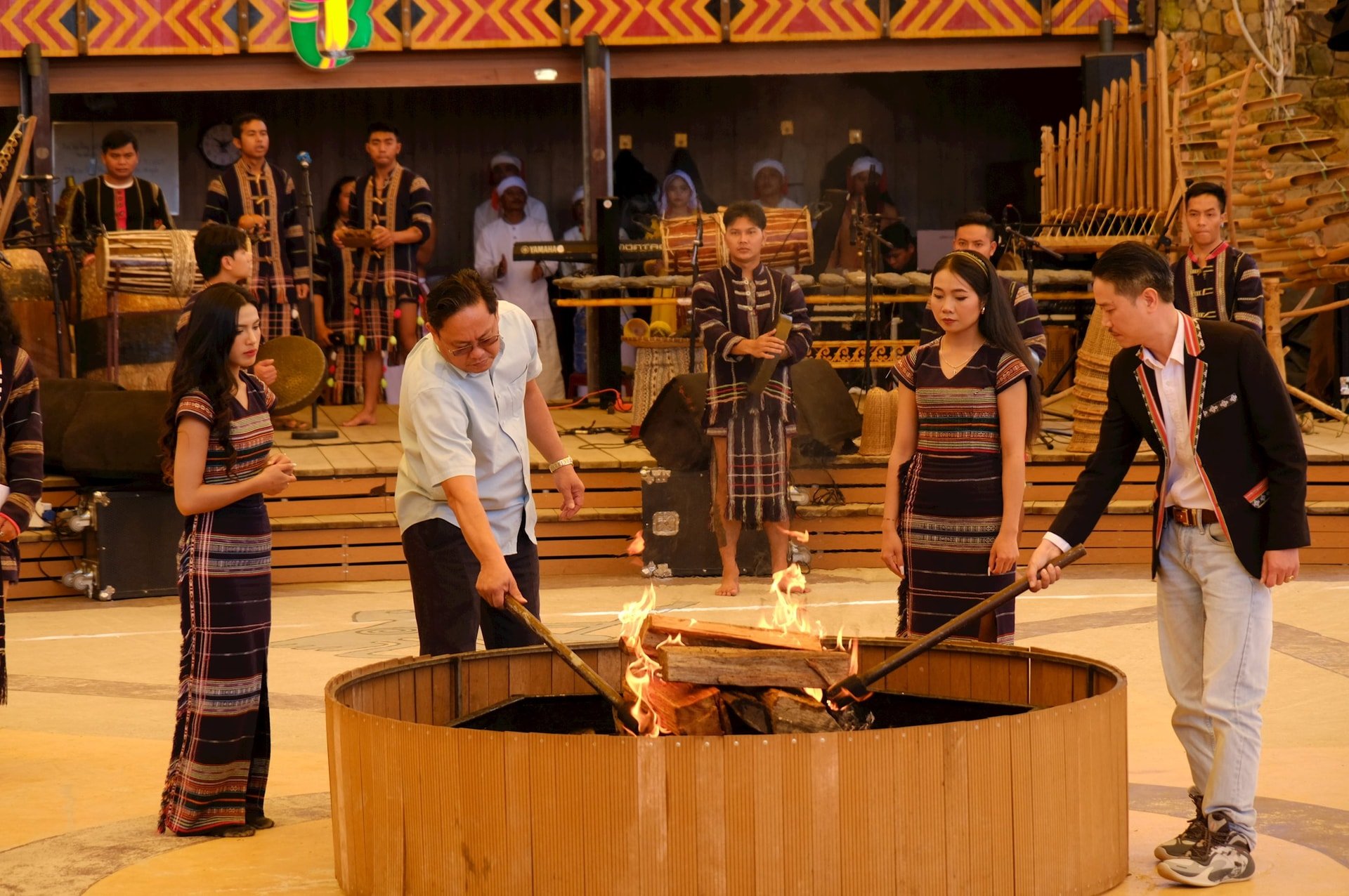 Mr. Vo Thanh Huy, Deputy Director of the Department of Culture, Sports and Tourism, participated in the traditional fire lighting ceremony of the K'ho ethnic group at the foot of Lang Biang mountain.
