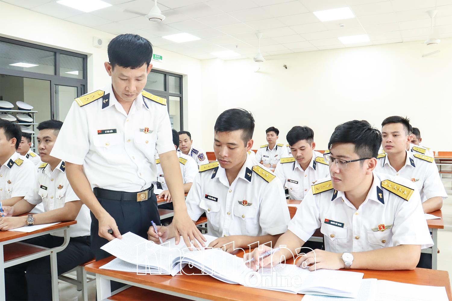 លោកវរសេនីយ៍ទោ ឡេ វ៉ាន់គៀវ បង្រៀនសិស្ស ដែលត្រូវផ្ទេរតំណែងជាកម្មាភិបាលនយោបាយ។