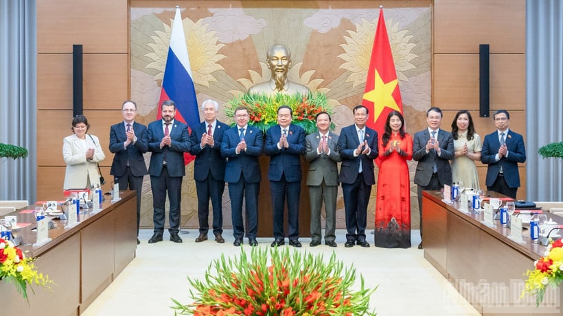 Předseda Národního shromáždění Tran Thanh Man a první místopředseda Rady federace Ruska a delegáti z obou zemí na recepci. (Foto: DUY LINH)