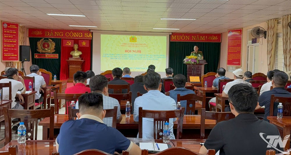 មន្ត្រី​នគរបាល​ពន្លត់​អគ្គិភ័យ និង​សង្គ្រោះ​ចុះ​ផ្សព្វផ្សាយ​ឯកសារ​ផ្លូវច្បាប់។