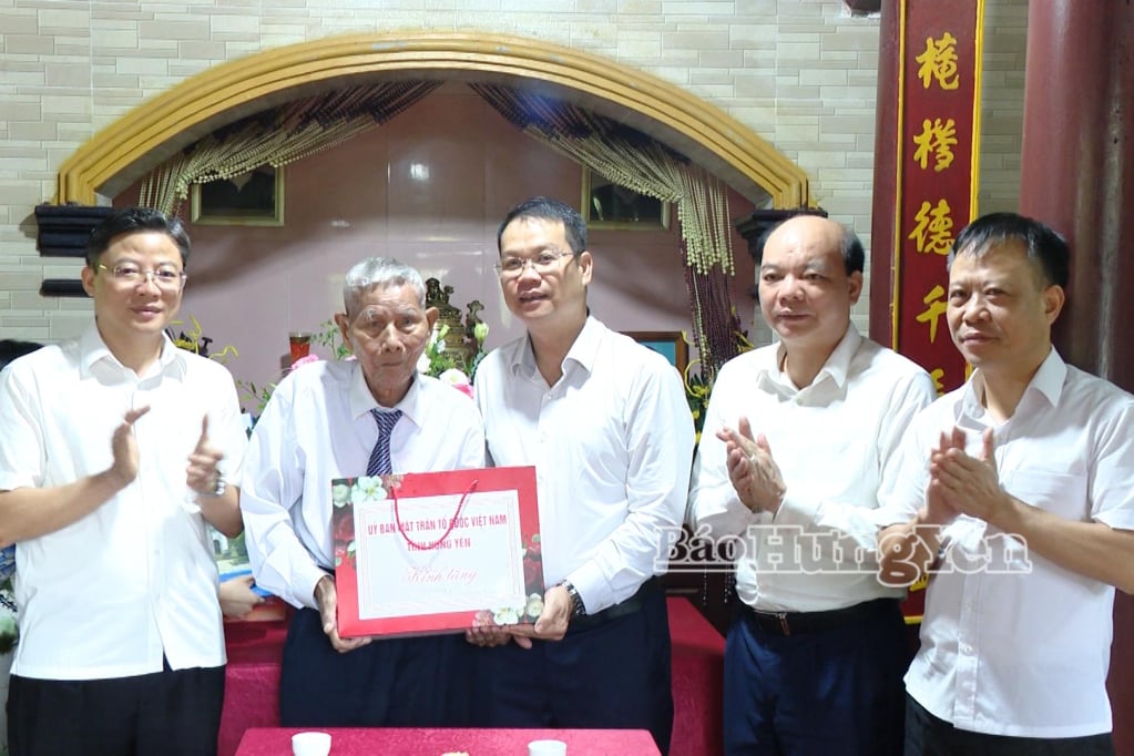 ថ្នាក់​ដឹក​នាំ​ខេត្ត​ជូន​អំណោយ​លោក Pham Gia អតីត​យុទ្ធជន​បដិវត្តន៍​នៅ​ឃុំ Thu Tri។