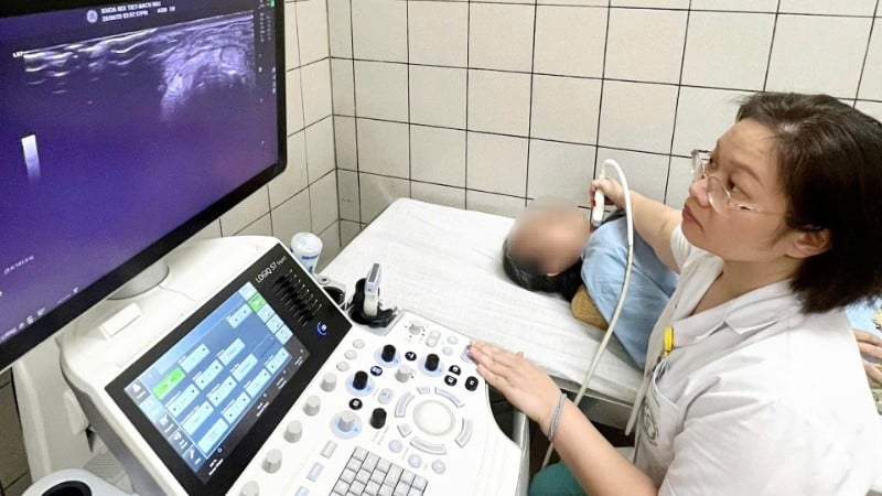 Dr. Bui Phuong Thao, II. osztályú szakorvos és az Endokrinológia-Diabétesz Osztály osztályvezető-helyettese ultrahangvizsgálatot végez a beteg pajzsmirigyéről.
