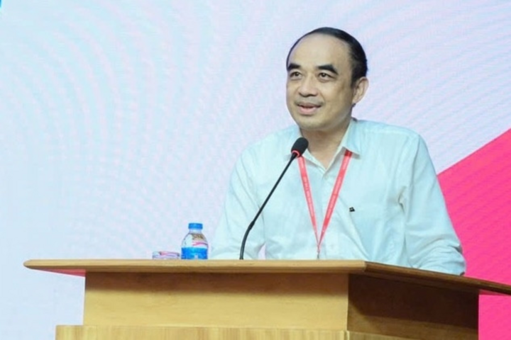 លោកសាស្ត្រាចារ្យបណ្ឌិត Nguyen Huu Tu សាកលវិទ្យាធិការនៃសាកលវិទ្យាល័យវេជ្ជសាស្ត្រហាណូយ។ (រូបថត៖ HMU)
