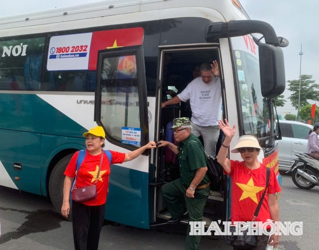 អ្នកស្រុក Hai Phong ជិះឡានក្រុងដោយឥតគិតថ្លៃទៅកាន់មជ្ឈមណ្ឌលពិព័រណ៍ជាតិ។