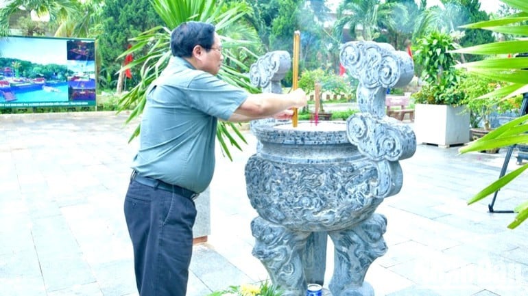 នាយករដ្ឋមន្ត្រី Pham Minh Chinh អុជធូបរំលឹកវិញ្ញាណក្ខន្ធវីរជនដែលបានទុក្ករបុគ្គលនៅទីតាំងប្រវត្តិសាស្ត្រសាឡាង Long Dai II។ (រូបថត៖ THANH GIANG)
