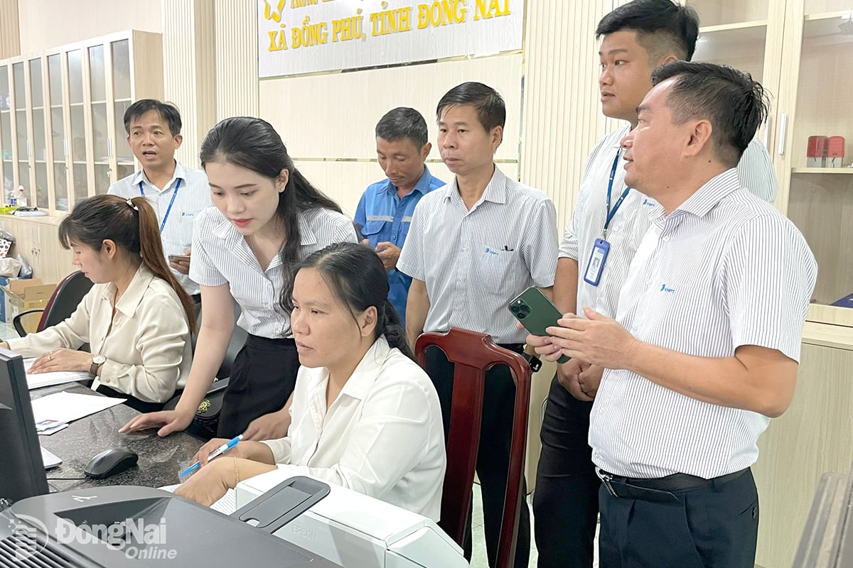 VNPT Đồng Nai đang tích cực đầu tư, nâng cấp và mở rộng hạ tầng thông tin, viễn thông  để phục vụ chính quyền, người dân giải quyết thủ tục hành chính hiệu quả.  Ảnh: Ngân Hà