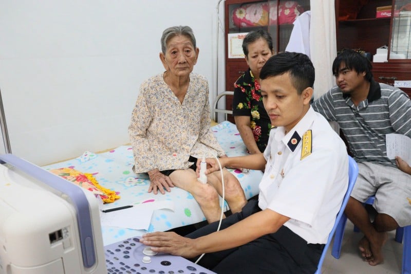 Khám bệnh, cấp thuốc miễn phí cho nhân dân ở xã Năm Căn, tỉnh Cà Mau