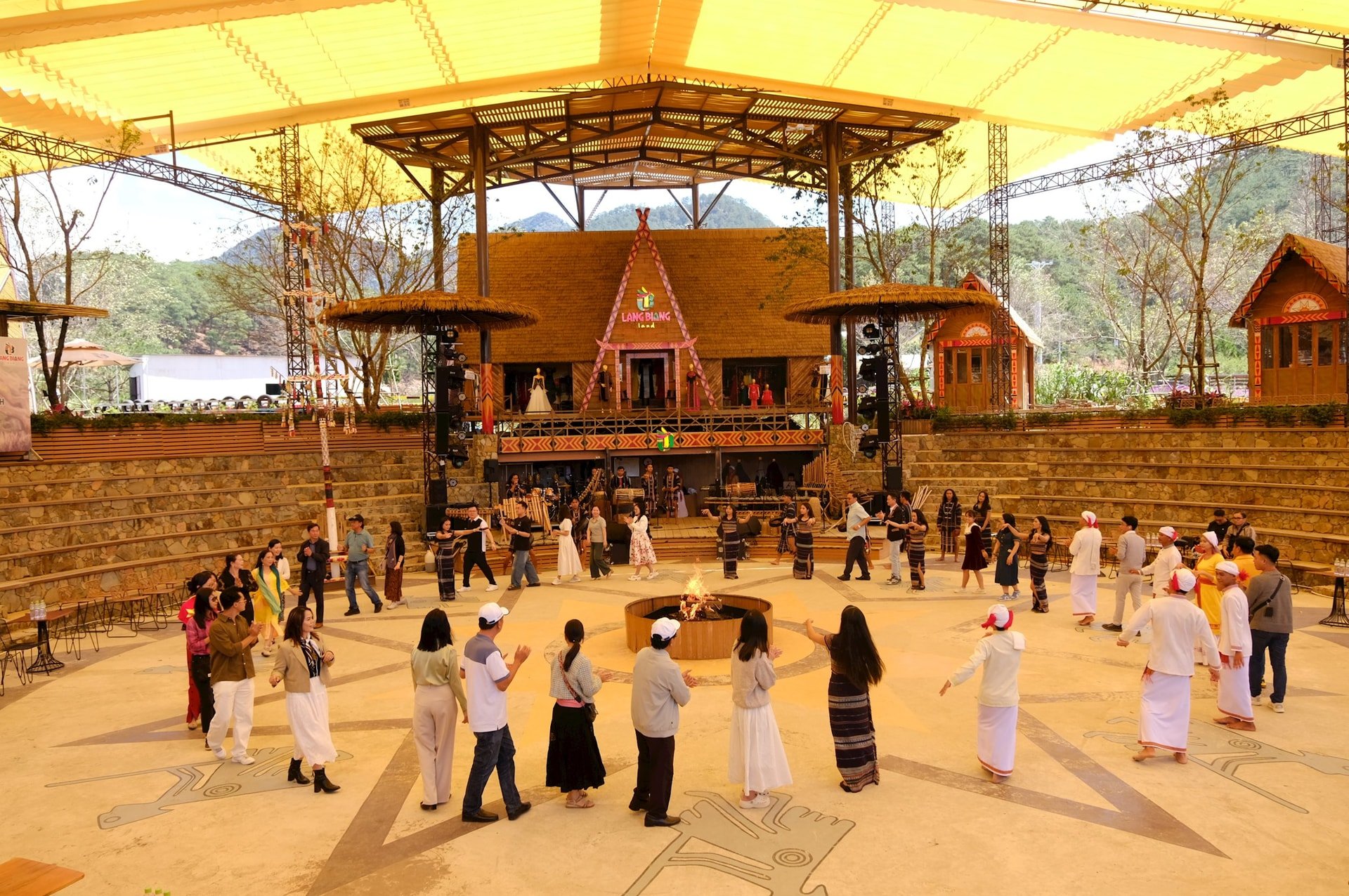 Delegation participates in gong cultural space