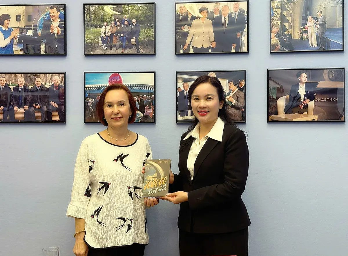 Bà Tatiana trao tặng Khu Di tích cuốn sách "700.000 km trong vũ trụ"- món quà anh hùng G. Titốp đã tặng Bác Hồ trong chuyến thăm Việt Nam năm 1962.