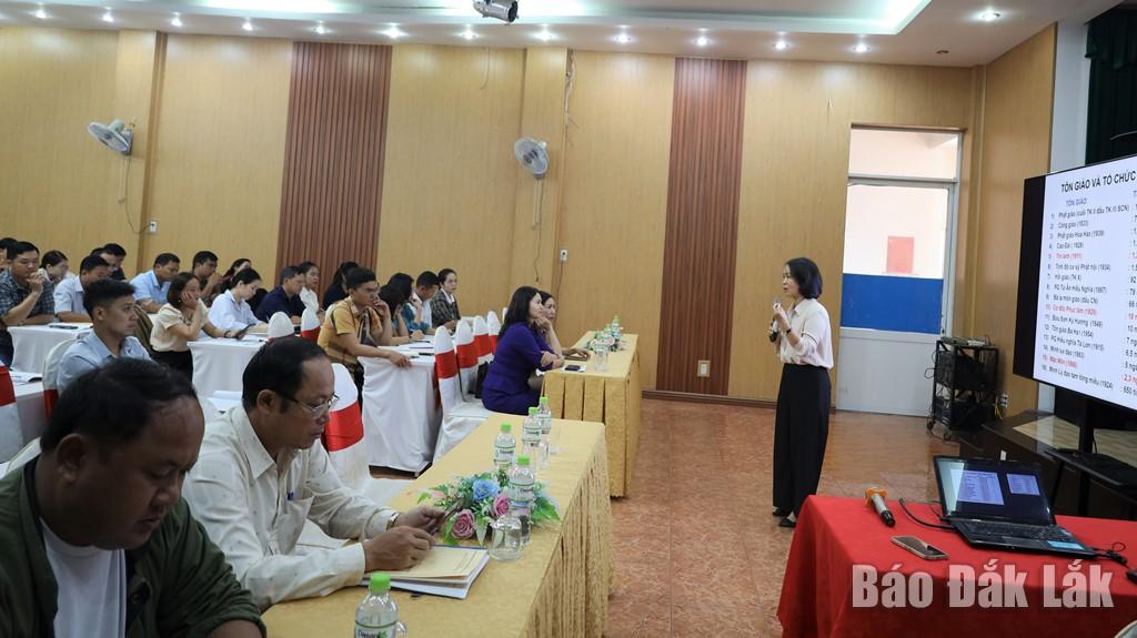 គណៈប្រតិភូបានស្តាប់ប្រធានគណៈកម្មាធិការរដ្ឋាភិបាលទទួលបន្ទុកកិច្ចការសាសនាធ្វើបទបង្ហាញអំពីប្រធានបទនៅក្នុងសន្និសីទបណ្តុះបណ្តាល។