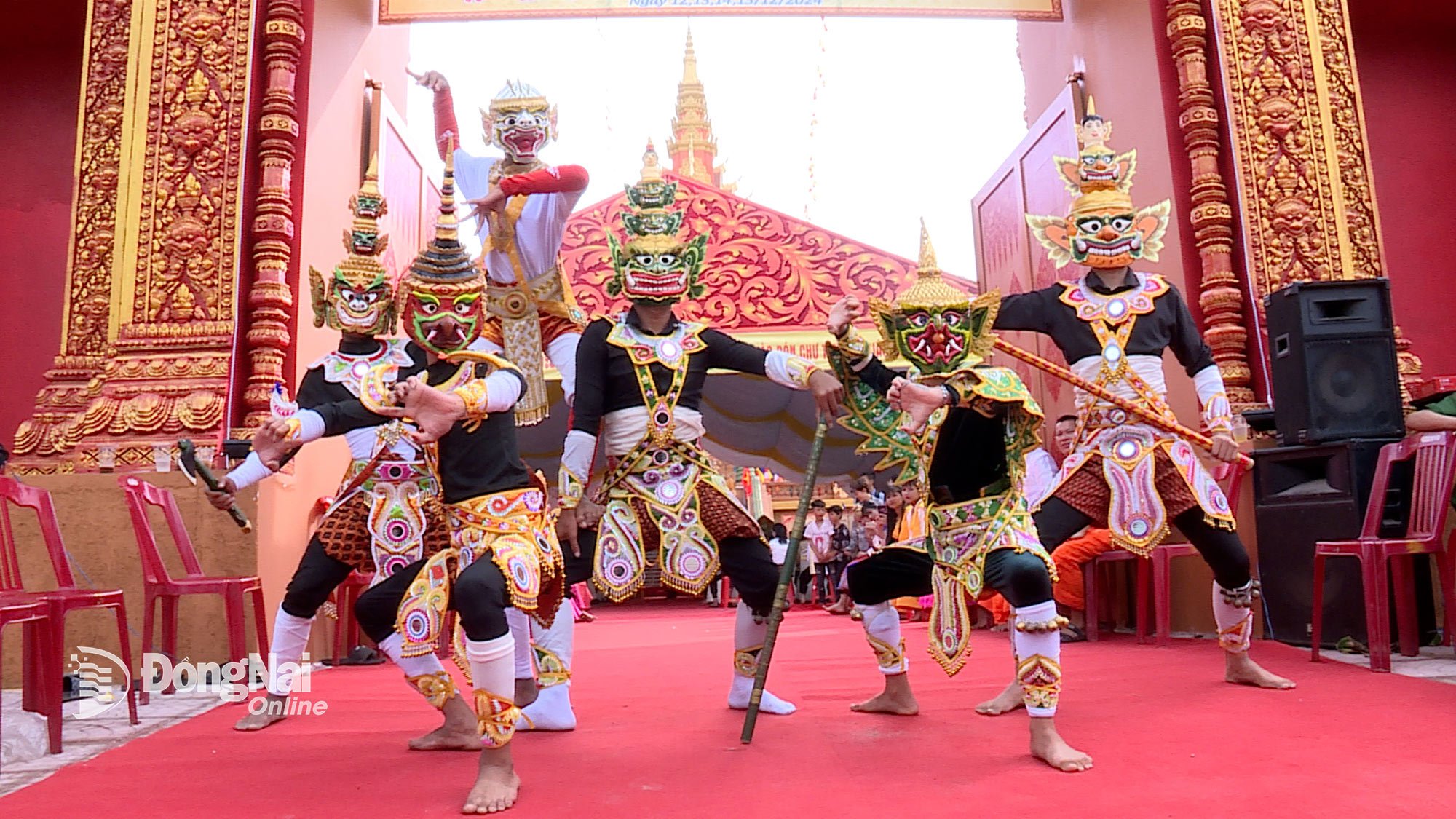 របាំចាន់គឺជាការរួមបញ្ចូលគ្នានៃសំលៀកបំពាក់ចម្រុះពណ៌ របាំងនិមិត្តសញ្ញា និងចលនារាំដ៏ទន់ភ្លន់ ទន់ភ្លន់ និងមានឥទ្ធិពល។ រូបថត៖ ទុយ ហ៊ុយ 