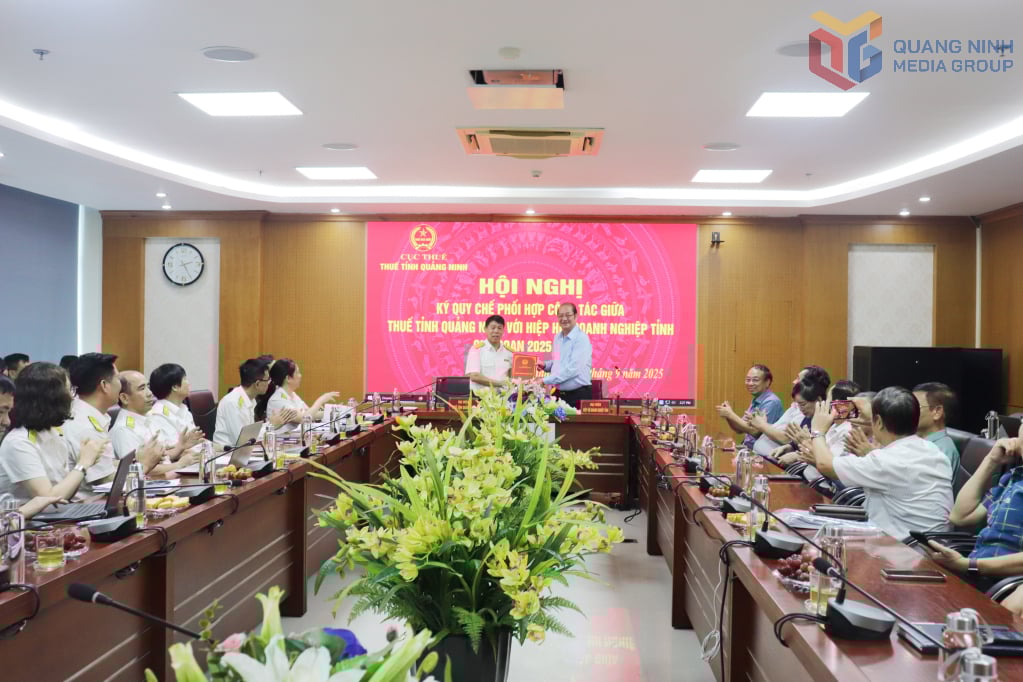 Leaders of Quang Ninh Provincial Tax Department and Provincial Business Association signed a coordination charter.