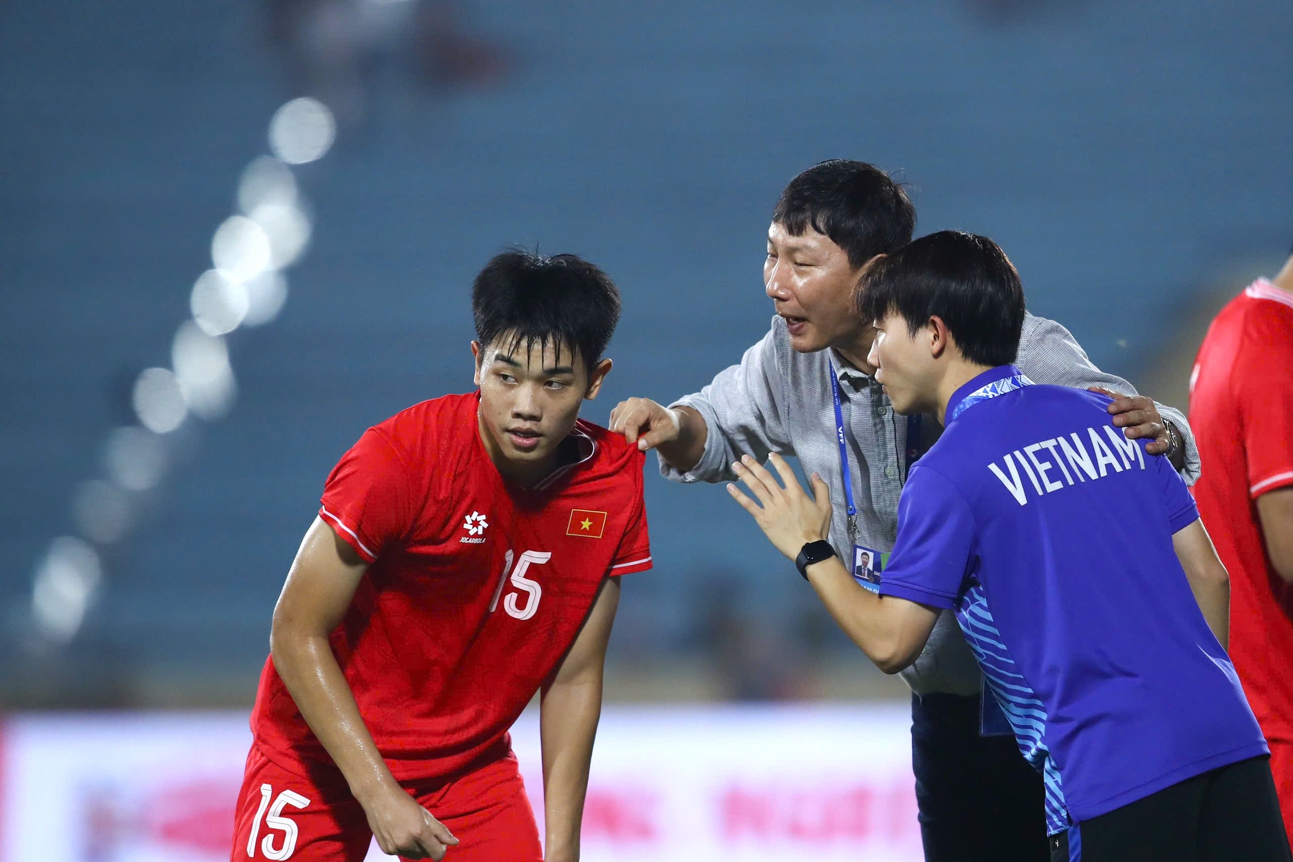Ông Kim cấy dần U.23 Việt Nam lên đội tuyển Việt Nam - Ảnh 1.