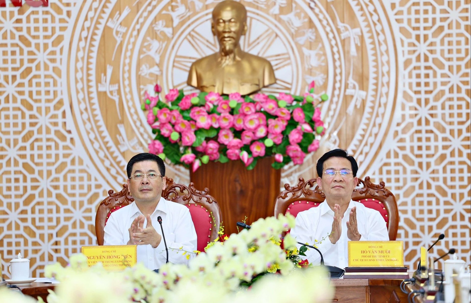 រដ្ឋមន្ត្រីក្រសួងឧស្សាហកម្ម និងពាណិជ្ជកម្ម លោក Nguyen Hong Dien និងប្រធានគណៈកម្មាធិការប្រជាជនខេត្ត Lam Dong លោក Ho Van Muoi ជាប្រធានសន្និសីទអនឡាញនៅស្ពាន Lam Dong។