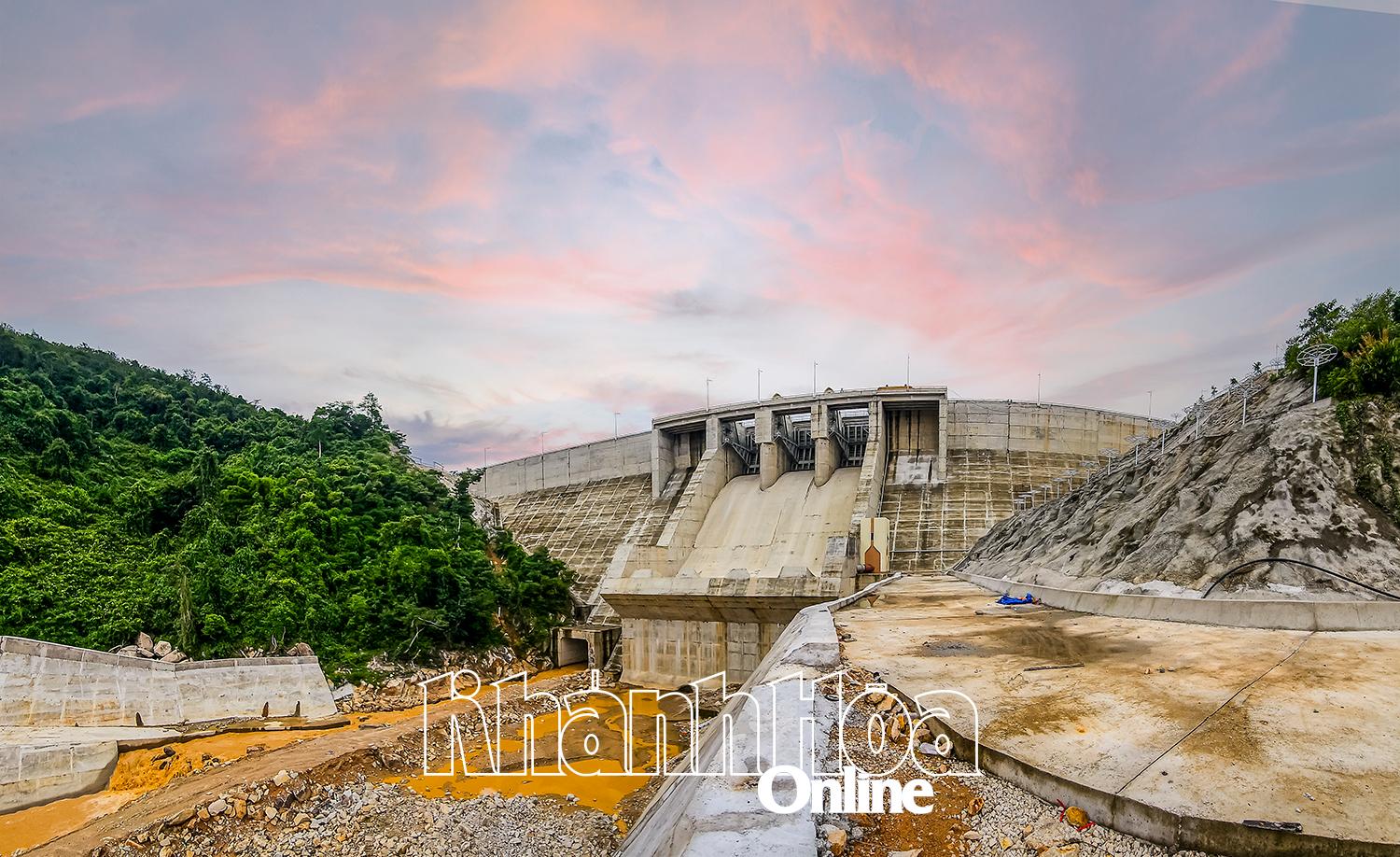 ទំនប់ទឹកសំខាន់នៃអាងស្តុកទឹក Song Cho 1 កំពុងរង់ចាំទ្វារទឹកបង្វែរដើម្បីស្តុកទឹក។