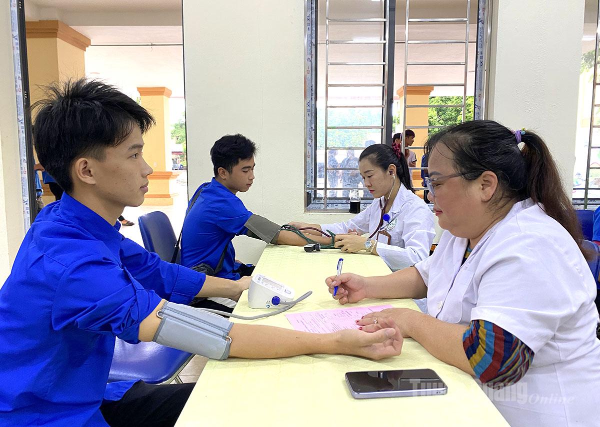 សិស្សត្រូវបានពិនិត្យមុនពេលបរិច្ចាគឈាម។