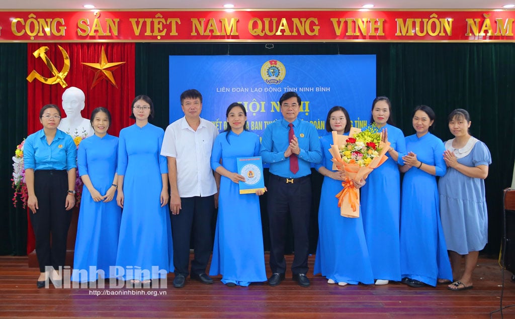 សមមិត្ត Nguyen Hai Long អនុប្រធានគណៈកម្មាធិការរណសិរ្សមាតុភូមិវៀតណាមខេត្ត ប្រធានសហព័ន្ធការងារខេត្ត បានធ្វើបទបង្ហាញអំពីសេចក្តីសម្រេចបង្កើតសហជីពឃុំ និងជូនកម្រងផ្កាអបអរសាទរគណៈកម្មាធិការប្រតិបត្តិនៃសហជីពឃុំ។