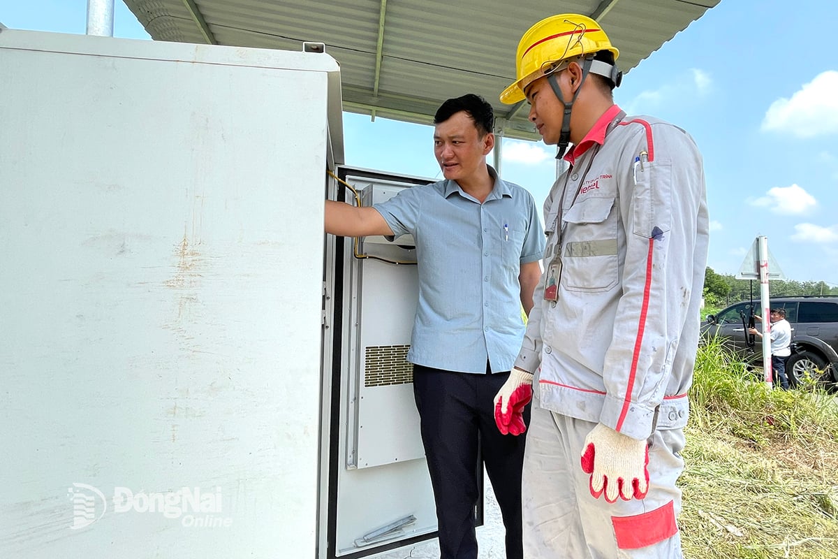 Viettel Đồng Nai
đang đẩy mạnh đầu
tư phát triển thêm các
trạm BTS ở các vùng
sóng yếu để đảm
bảo chất lượng dịch
vụ cho người dân và
phục vụ quốc phòng -
an ninh.
Ảnh: NGÂN HÀ
