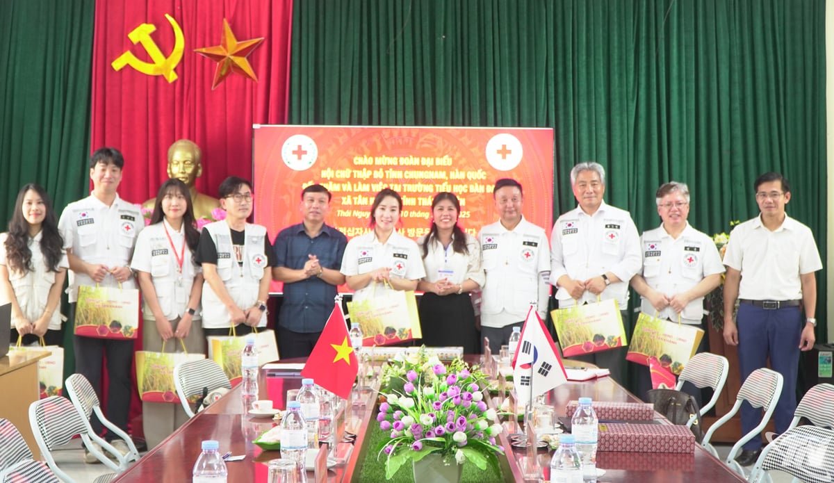 មេឃុំ តាន់ ខាញ់ ជូនអំណោយ