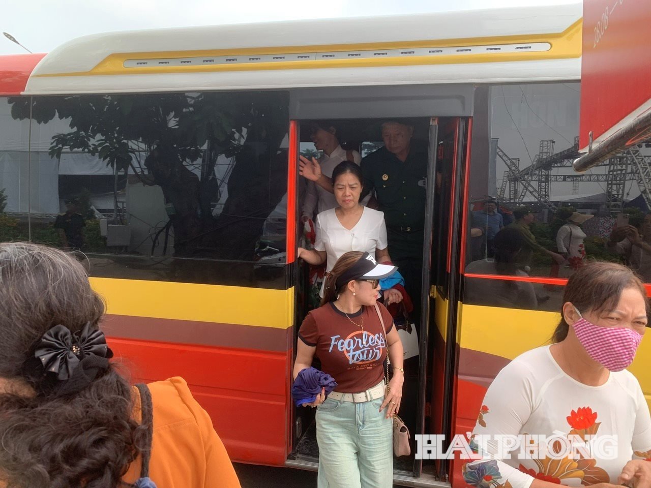 ភ្ញៀវ​ទេសចរ​មក​ពី​ក្រុង West Hai Phong ចុះ​ពី​ឡាន​ក្រុង​ចូល​មជ្ឈមណ្ឌល​ពិព័រណ៍​ជាតិ​នៅ​ព្រឹក​ថ្ងៃ​ទី ១០ ខែ​កញ្ញា។