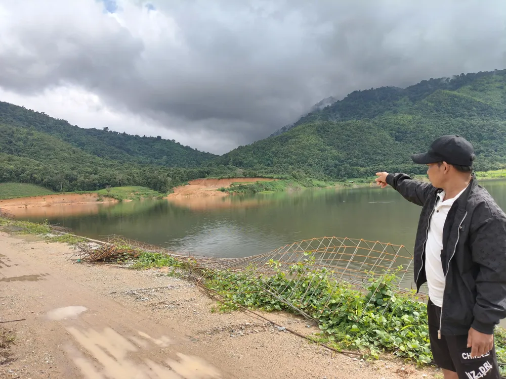 ផ្លូវលំដែលនាំទៅដល់តំបន់ផលិតរបស់អ្នកភូមិ Dak De ត្រូវបានជន់លិចកំឡុងពេលសាងសង់គម្រោង។