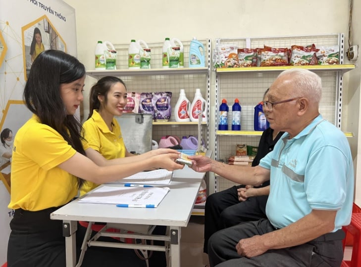 ផ្តល់ប្រាក់សោធននិវត្តន៍ និងអត្ថប្រយោជន៍សង្គមដល់អ្នកទទួលផល។