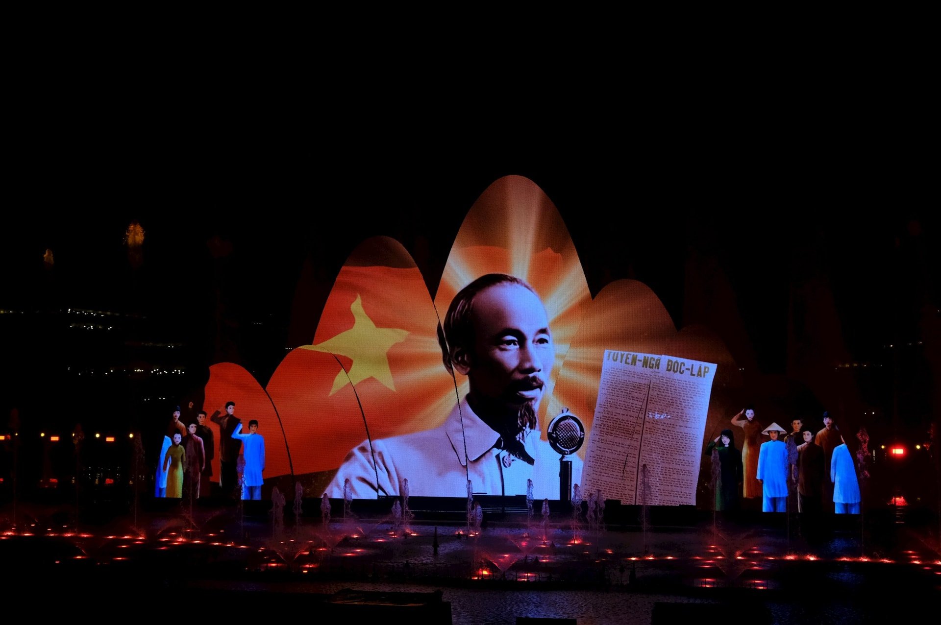 The image of Uncle Ho reading the Declaration of Independence was recreated on stage using technology.