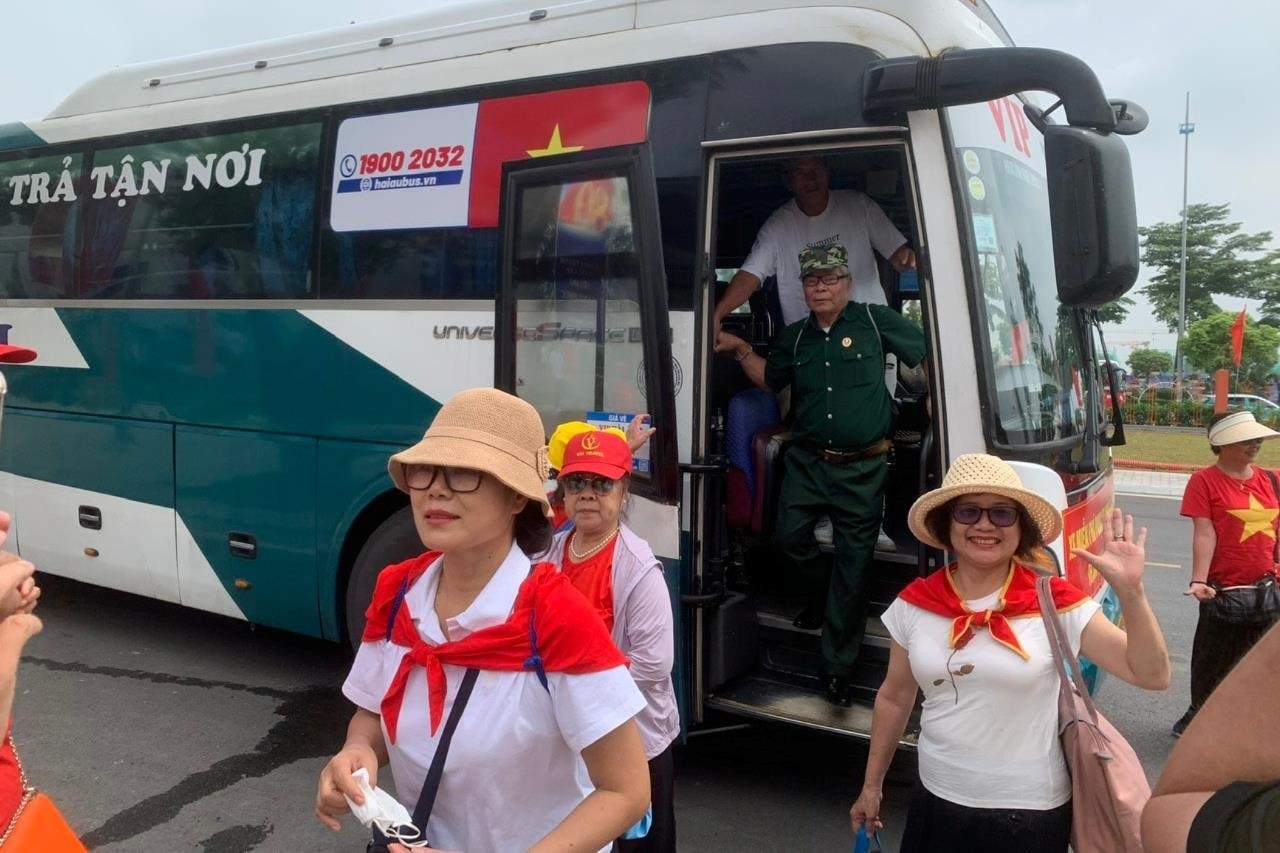 Những chuyến xe chan chứa niềm tự hào dân tộc từ đất Cảng