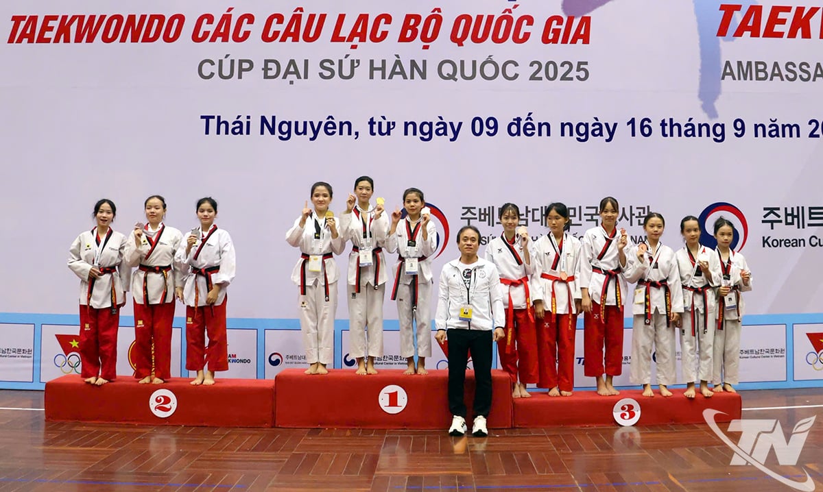 លោក Nguyen Thanh Huy អនុប្រធាន និងជាអគ្គលេខាធិការសហព័ន្ធកីឡាតេក្វាន់ដូវៀតណាមបានប្រគល់រង្វាន់សម្រាប់មាតិកាទម្រង់ស្តង់ដារក្រុមនារី U14 ។