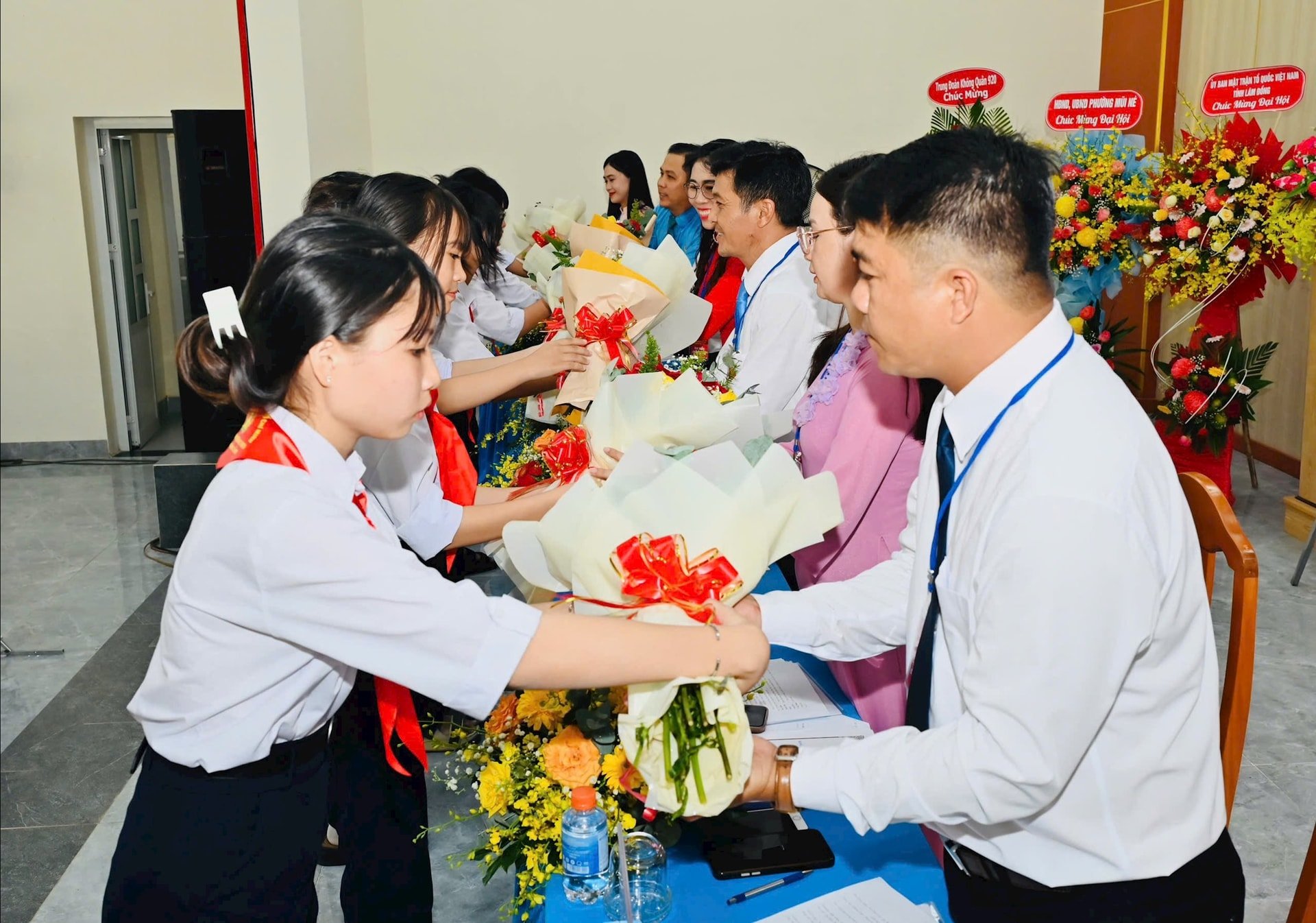 កុមារជូនផ្កាដល់គណៈប្រធាន